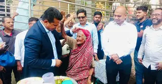 শতবর্ষী ফল বিক্রেতা ফজিলাতুন্নেছাকে চমকে দিলেন নারায়ণগঞ্জের ডিসি